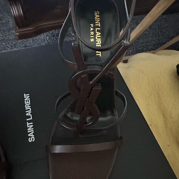 OPEN SANDALS MADE WITH METAL-FREE TANNED LEATHER WITH A STACKED STILETTO HEEL. - Picture 3 of 4